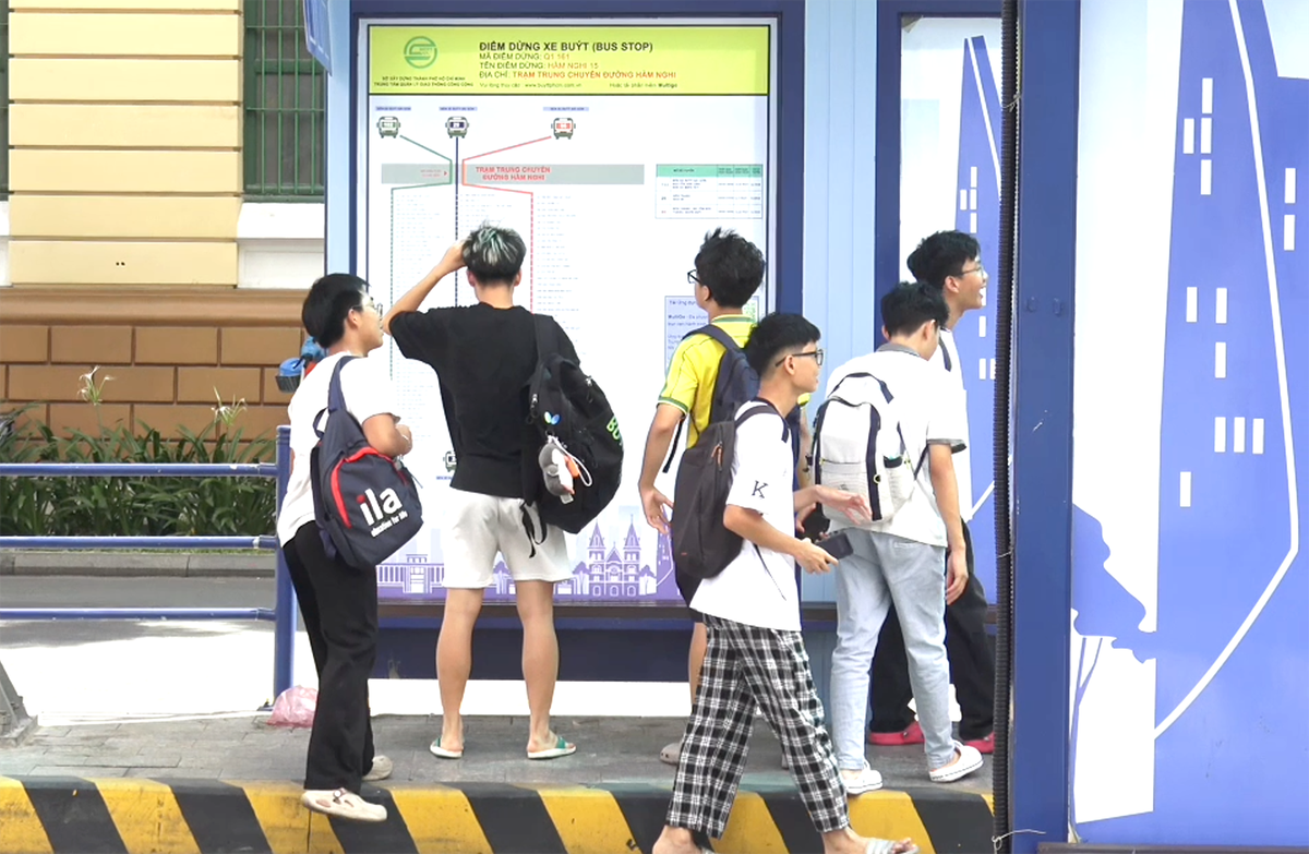Người dân TPHCM phấn khởi sử dụng xe buýt trong ngày đầu áp dụng chính sách miễn phí- Ảnh 1.