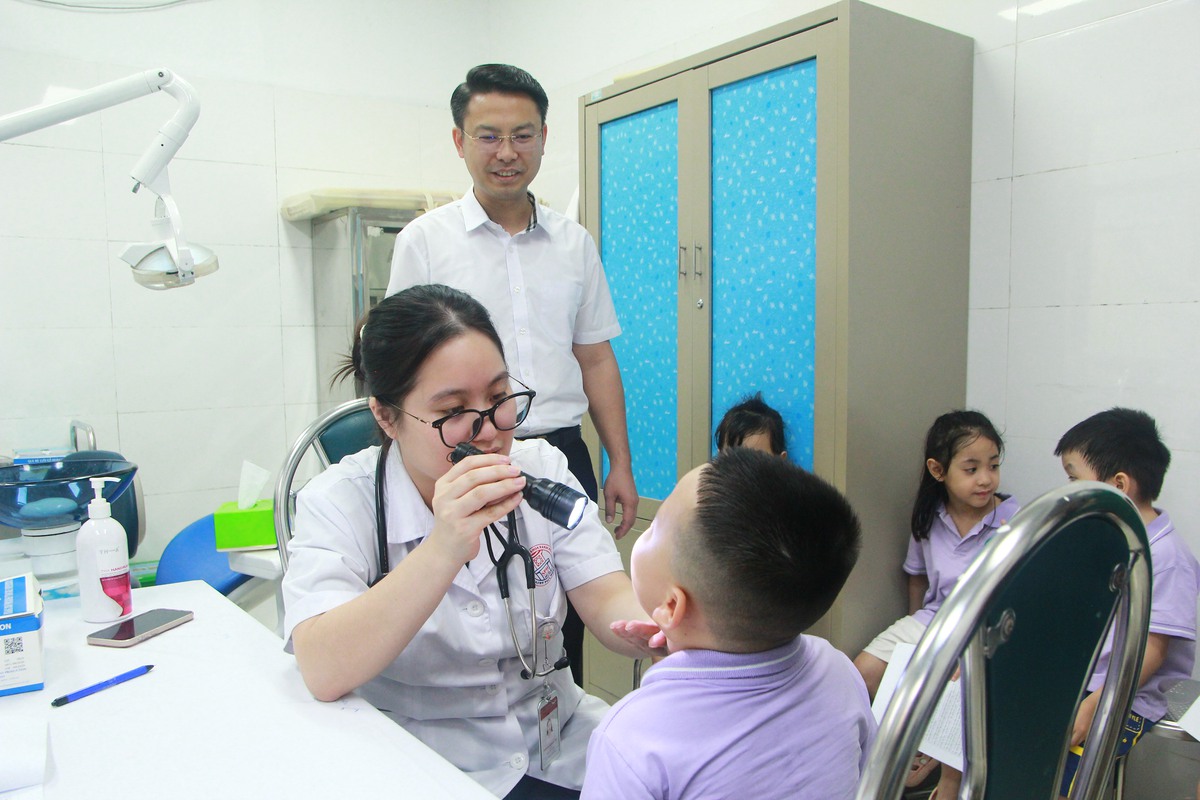 Hà Nội ngày đầu tiên khám sức khỏe miễn phí toàn dân- Ảnh 1.