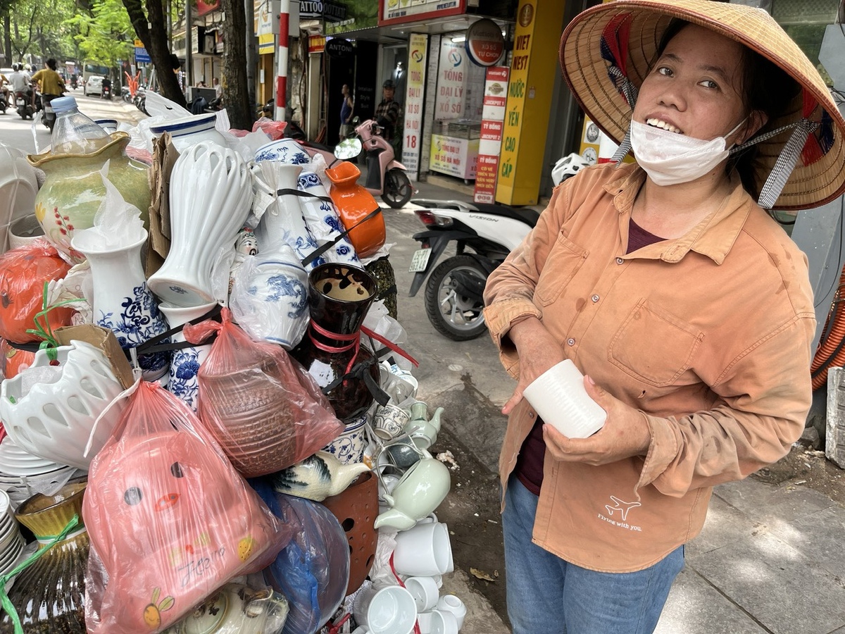 Phận đời sau gánh hàng rong - Ảnh 1.