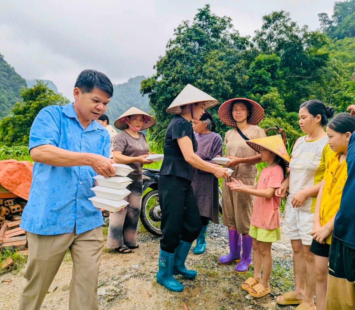 Phụ nữ Cao Bằng chung tay giúp đỡ người dân vùng lũ- Ảnh 3.