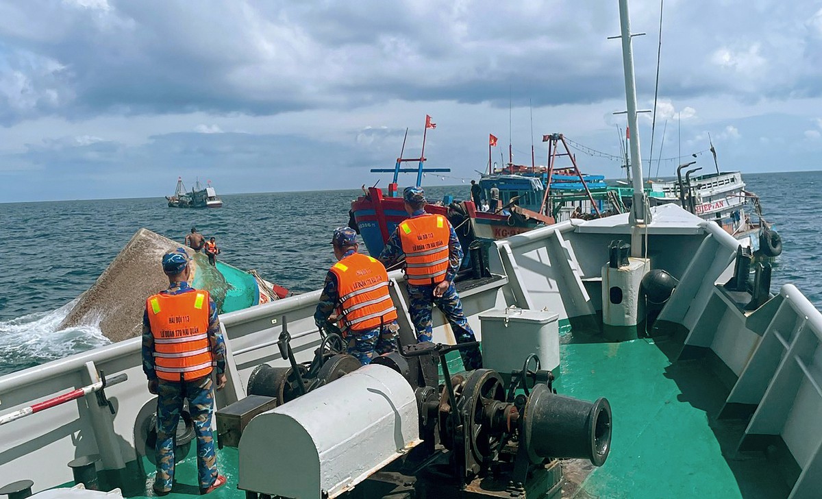 Tàu 797 Hải quân cứu nạn thành công 10 ngư dân gặp nạn trên biển - Ảnh 1.