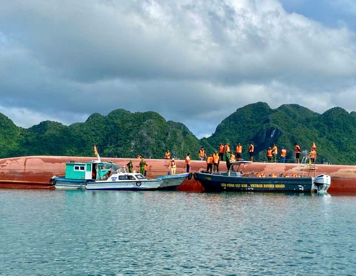 Quảng Ninh: Tìm thấy 1 thi thể trong vụ lật tàu tại Vân Đồn, 1 người đang tiếp tục được tìm kiếm- Ảnh 1.