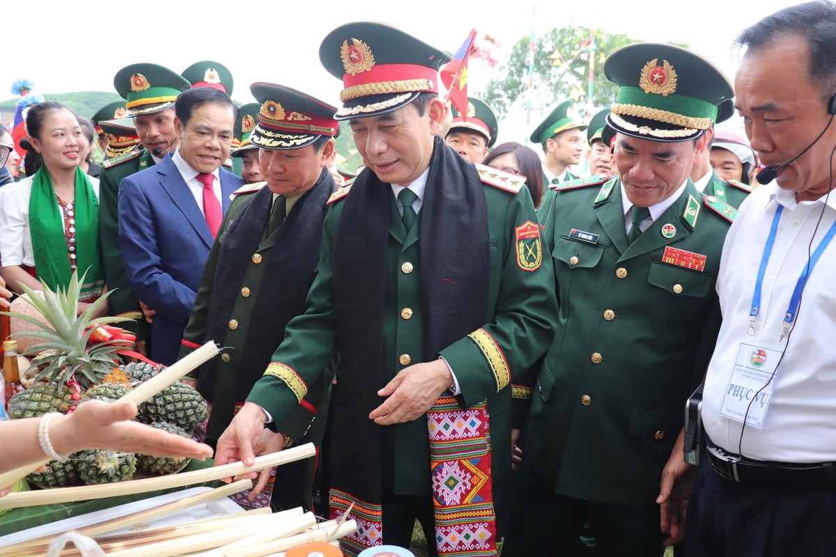 Đại tướng Phan Văn Giang đón đoàn Bộ Quốc phòng Lào dự giao lưu biên giới - Ảnh 1.