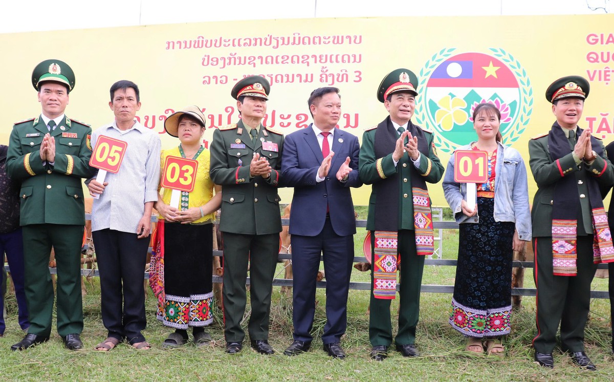Đại tướng Phan Văn Giang đón đoàn Bộ Quốc phòng Lào dự giao lưu biên giới - Ảnh 2.
