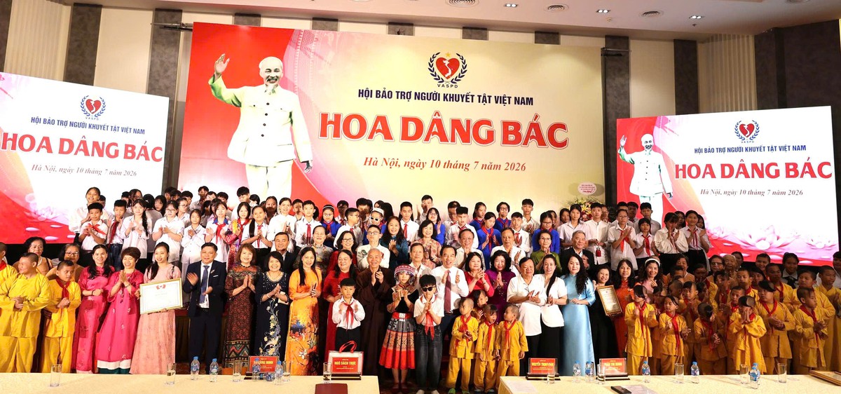 Lần đầu tiên 170 trẻ mồ côi, trẻ bị bỏ rơi tiêu biểu dự chương trình "Hoa dâng Bác" - Ảnh 3.