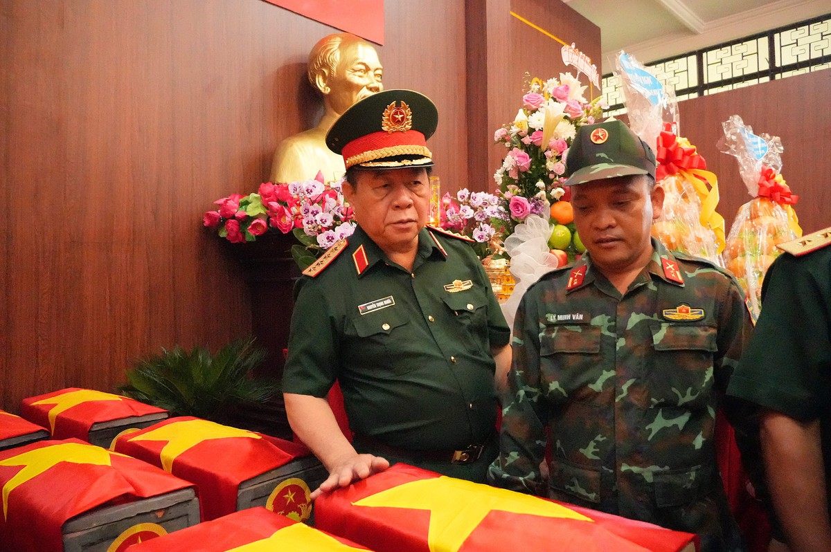 Đại tướng Nguyễn Trọng Nghĩa dâng hoa, dâng hương và kiểm tra công tác tìm kiếm, quy tập hài cốt liệt sĩ- Ảnh 3.