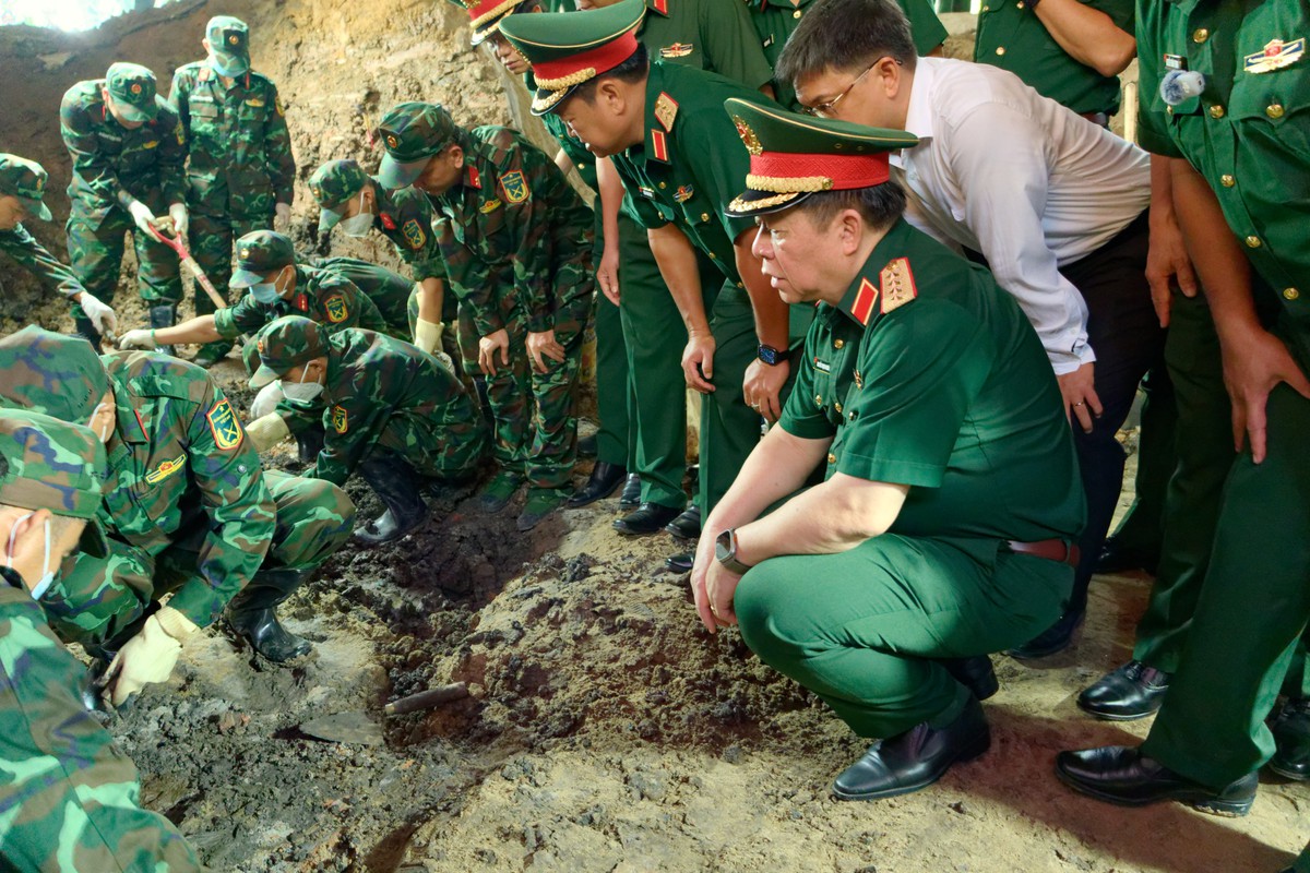 Đại tướng Nguyễn Trọng Nghĩa dâng hoa, dâng hương và kiểm tra công tác tìm kiếm, quy tập hài cốt liệt sĩ- Ảnh 4.