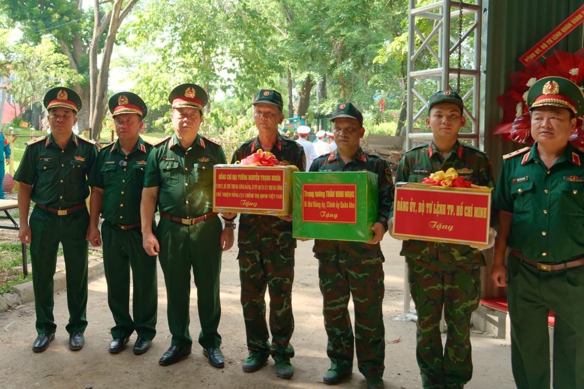 Đại tướng Nguyễn Trọng Nghĩa dâng hoa, dâng hương và kiểm tra công tác tìm kiếm, quy tập hài cốt liệt sĩ- Ảnh 7.