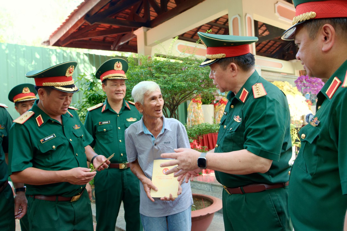 Đại tướng Nguyễn Trọng Nghĩa dâng hoa, dâng hương và kiểm tra công tác tìm kiếm, quy tập hài cốt liệt sĩ- Ảnh 8.