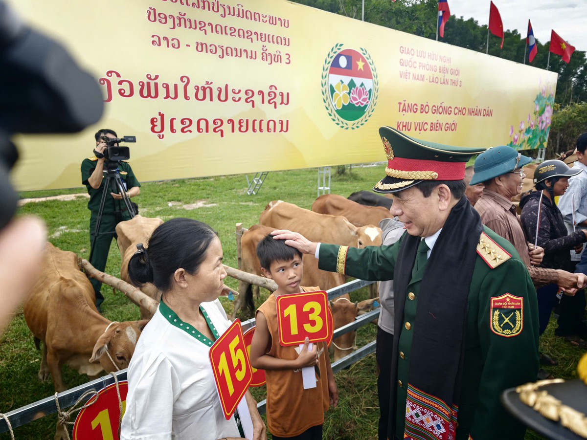 Từ bản làng kết nghĩa đến thế trận lòng dân nơi biên giới Việt Nam - Lào- Ảnh 4.