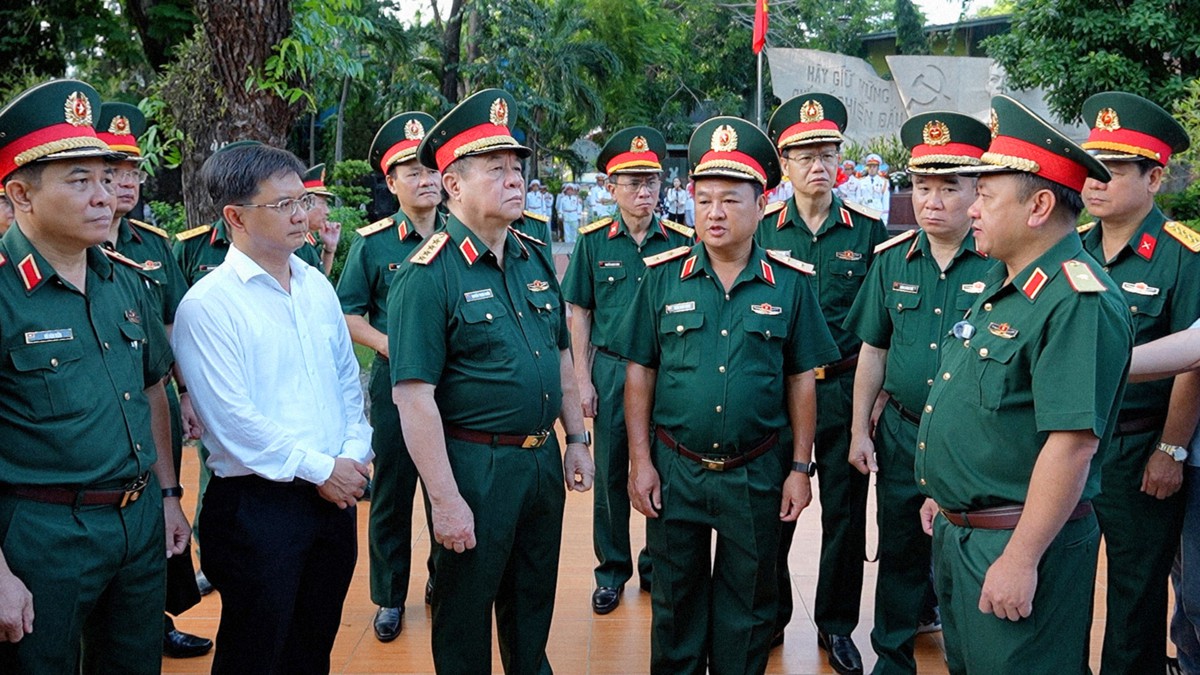 Đại tướng Nguyễn Trọng Nghĩa dâng hoa, dâng hương và kiểm tra công tác tìm kiếm, quy tập hài cốt liệt sĩ- Ảnh 1.