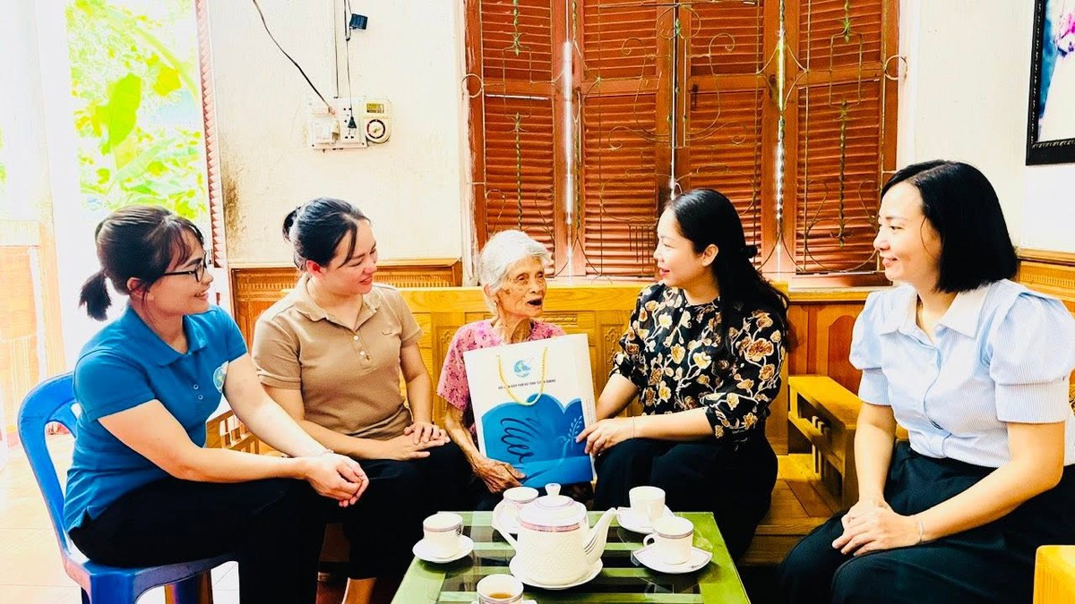 Tuyên Quang: Lãnh đạo Hội LHPN tặng quà Mẹ Việt Nam Anh hùng và gia đình chính sách - Ảnh 1.