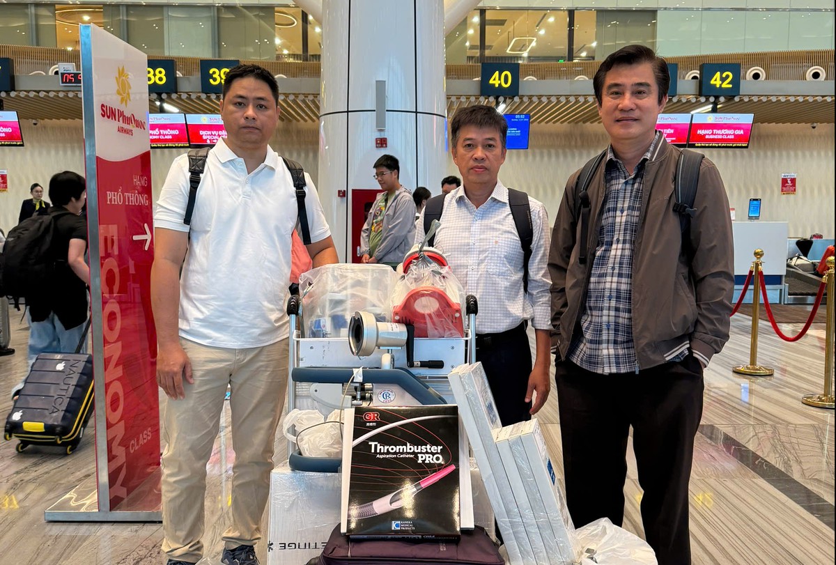 Bệnh viện Chợ Rẫy đưa bác sĩ, vật tư y tế ra Phú Quốc cứu nạn nhân trong vụ lật ca nô - Ảnh 1.