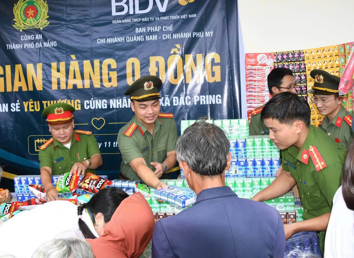 "Nghĩa tình biên giới": Hoạt động thiết thực của Công an Đà Nẵng với người dân vùng cao- Ảnh 1.