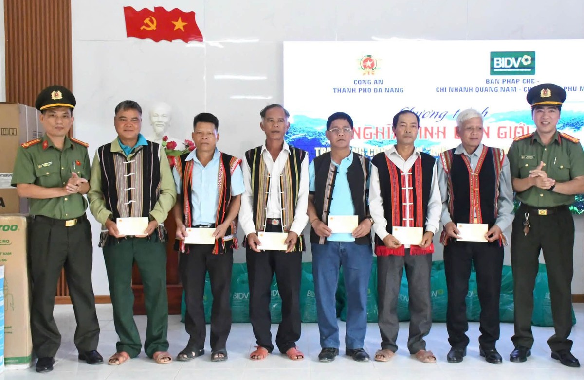 "Nghĩa tình biên giới": Hoạt động thiết thực của Công an Đà Nẵng với người dân vùng cao- Ảnh 2.