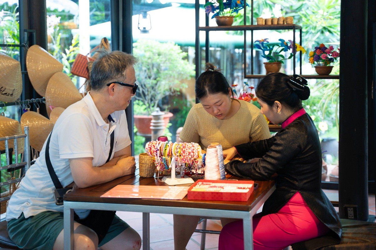 Nghị quyết 10 mở cơ hội để phụ nữ hưởng lợi từ làn sóng đầu tư du lịch - Ảnh 1.