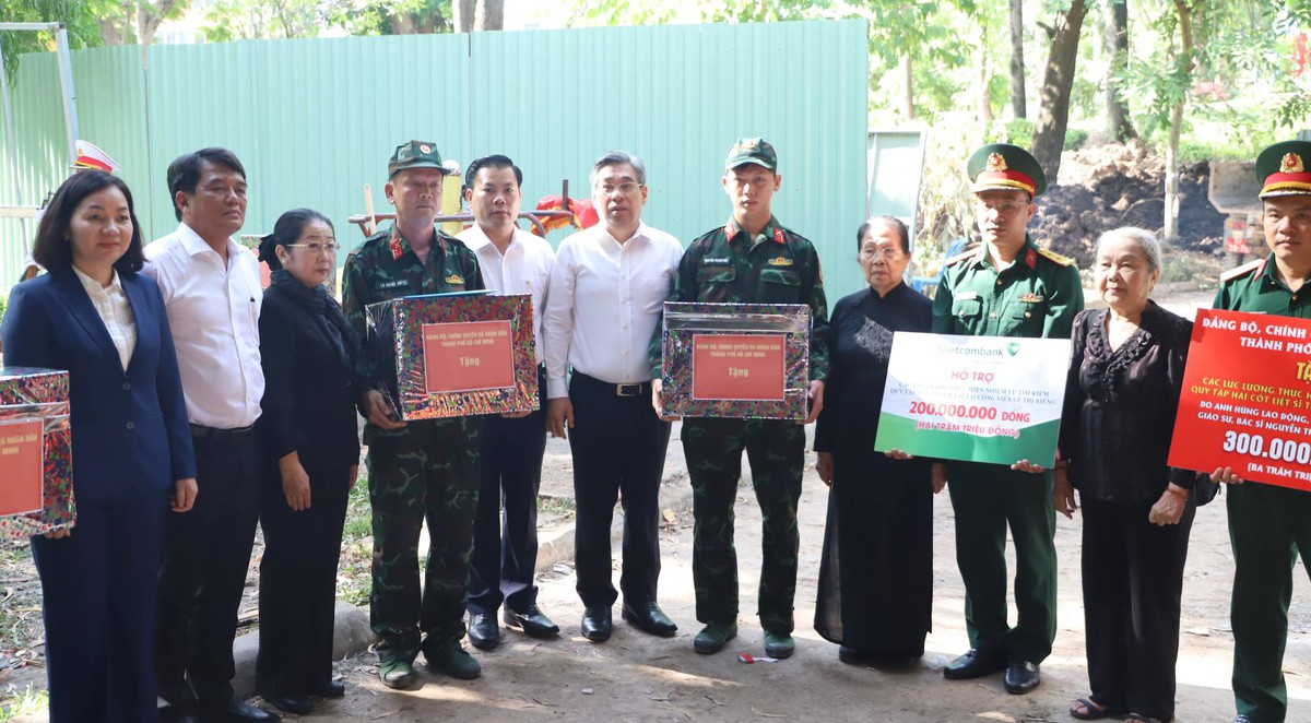 Đoàn đại biểu Ủy ban MTTQ Việt Nam TPHCM dâng hương tưởng niệm các anh hùng liệt sĩ tại công viên Lê Thị Riêng- Ảnh 2.