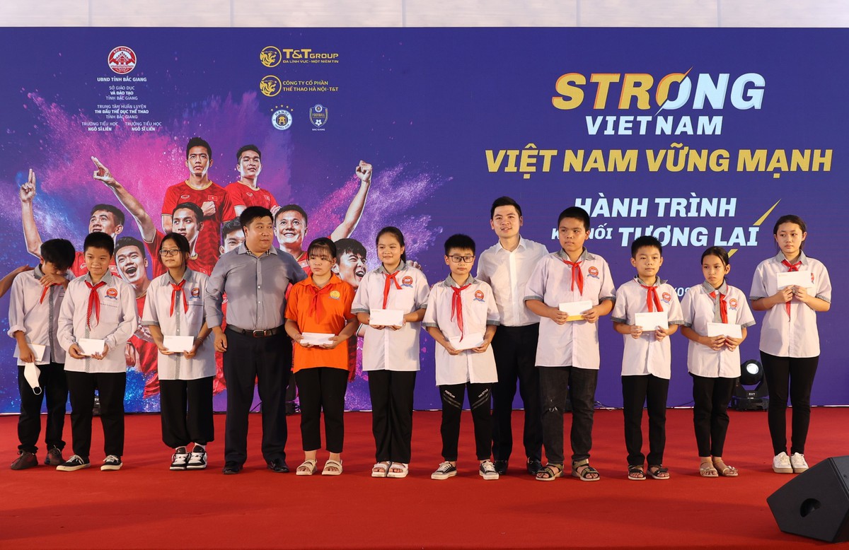 Trung tâm Bóng đá Cộng đồng Hà Nội FC: Bước khởi đầu từ một cam kết với cử tri - Ảnh 4.