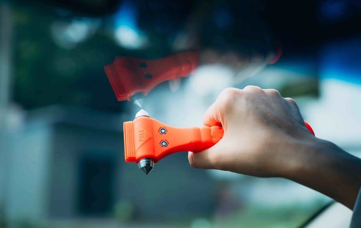 Đề xuất trượt đăng kiểm xe thiếu búa phá kính: Nên khuyến khích thay vì bắt buộc - Ảnh 1.