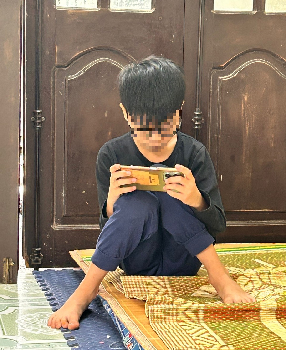 Bảo vệ trẻ trên không gian mạng - Bài 1: Ngày hè chiếc điện thoại thành "người giữ trẻ"- Ảnh 1.