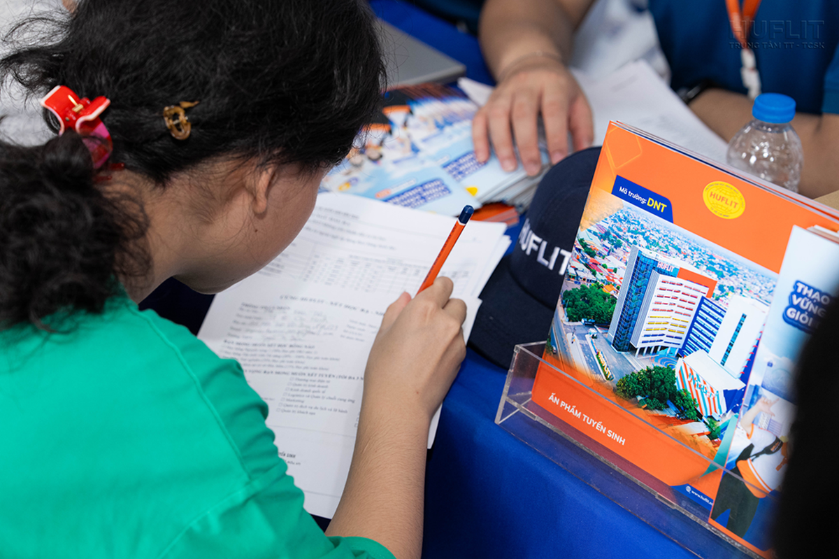 Thời điểm vàng chốt nguyện vọng: Chọn HUFLIT làm nguyện vọng 1, nhận học bổng hấp dẫn - Ảnh 1.