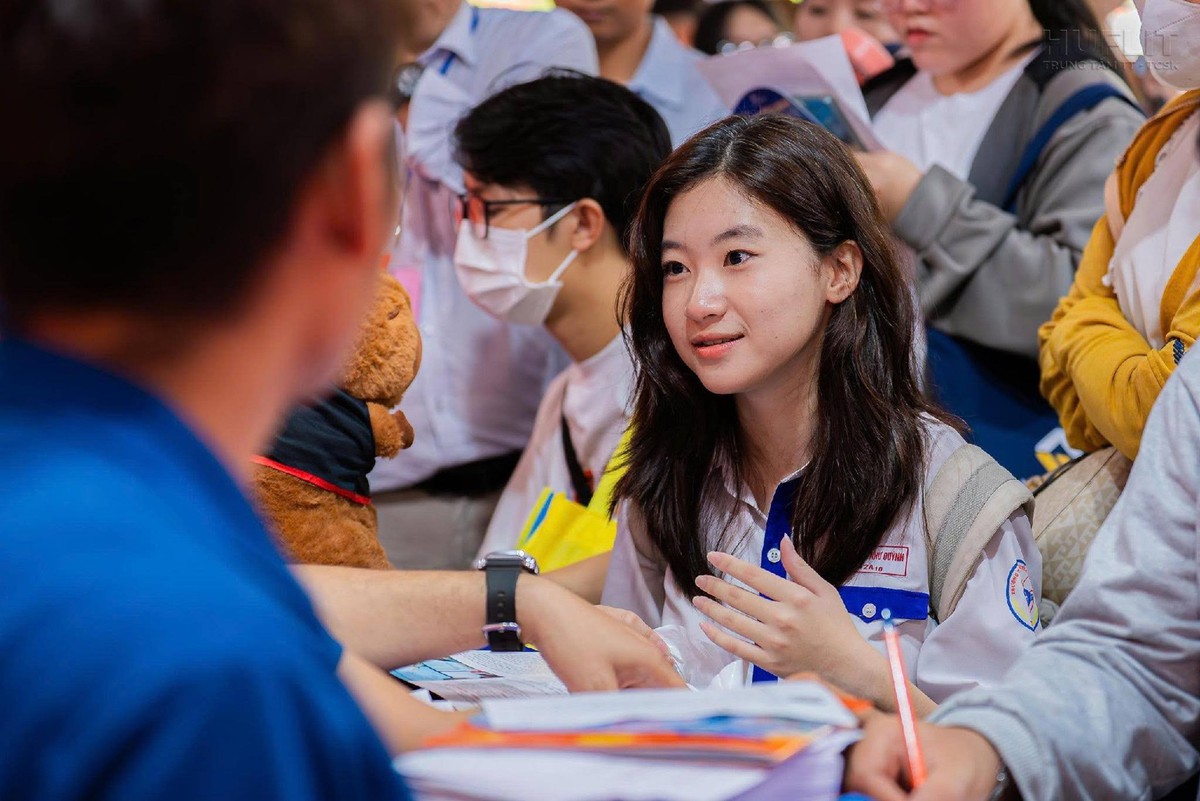 Thời điểm vàng chốt nguyện vọng: Chọn HUFLIT làm nguyện vọng 1, nhận học bổng hấp dẫn - Ảnh 4.