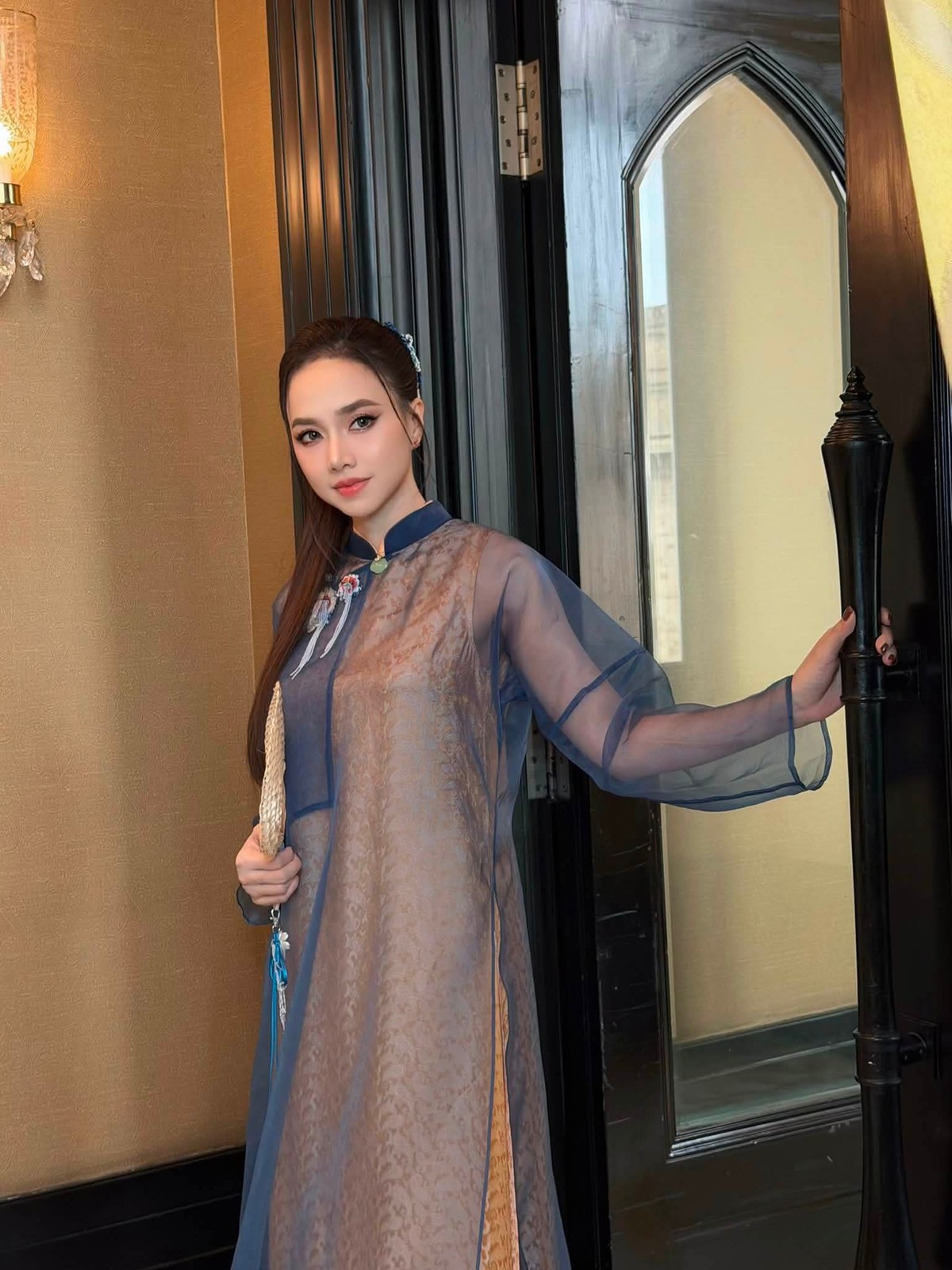 Đinh Ngọc Diệp mặc áo dài kết hợp quạt mo truyền thống tại Ấn Độ- Ảnh 1.