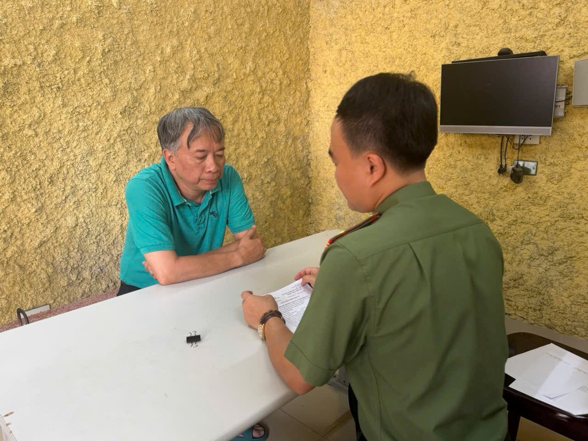 Vụ "Chuyện với Thanh": Khởi tố Giám đốc NXB Hội nhà văn - Ảnh 2.