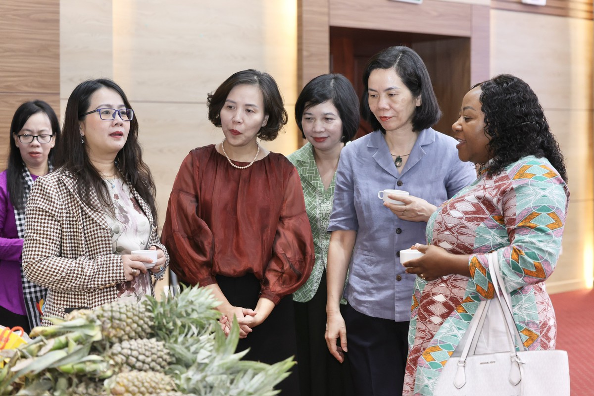 Khẳng định vai trò của phụ nữ trong ứng phó biến đổi khí hậu và giảm thiểu rủi ro thiên tai - Ảnh 7.