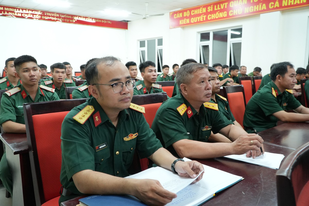 Lực lượng tìm kiếm, quy tập hài cốt liệt sĩ đoàn kết, chủ động khắc phục khó khăn hoàn thành nhiệm vụ - Ảnh 2.