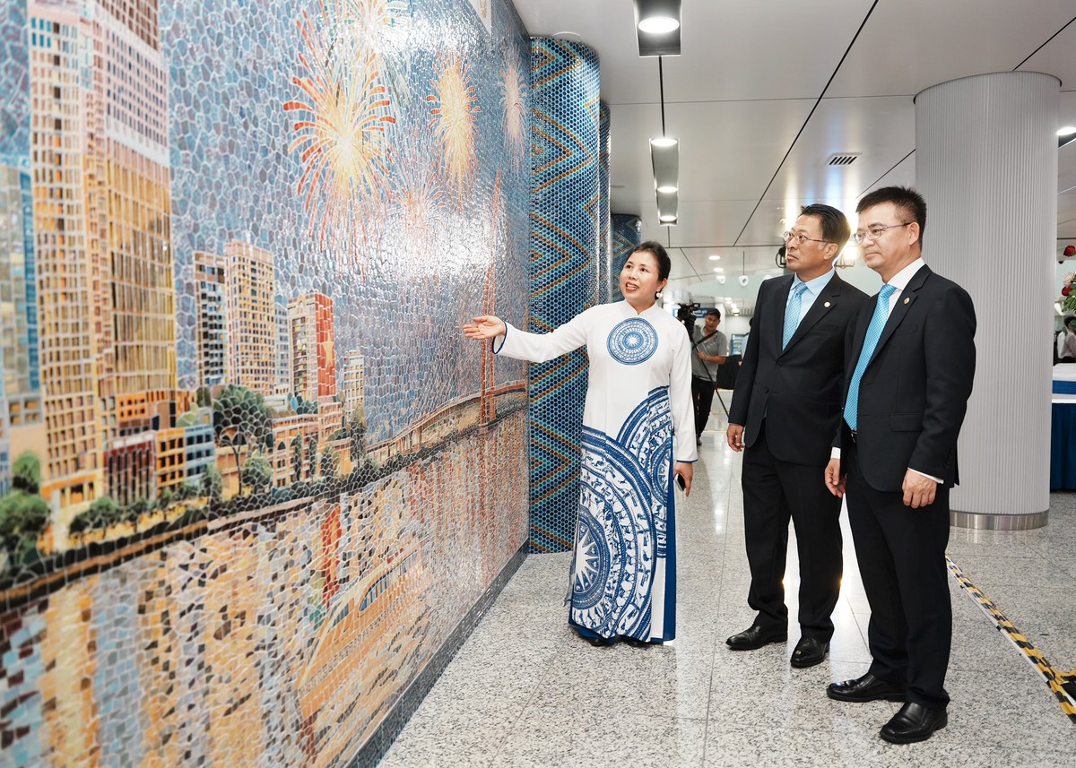 Khánh thành dự án nghệ thuật trang trí Ga Metro Bến Thành - Ảnh 3.