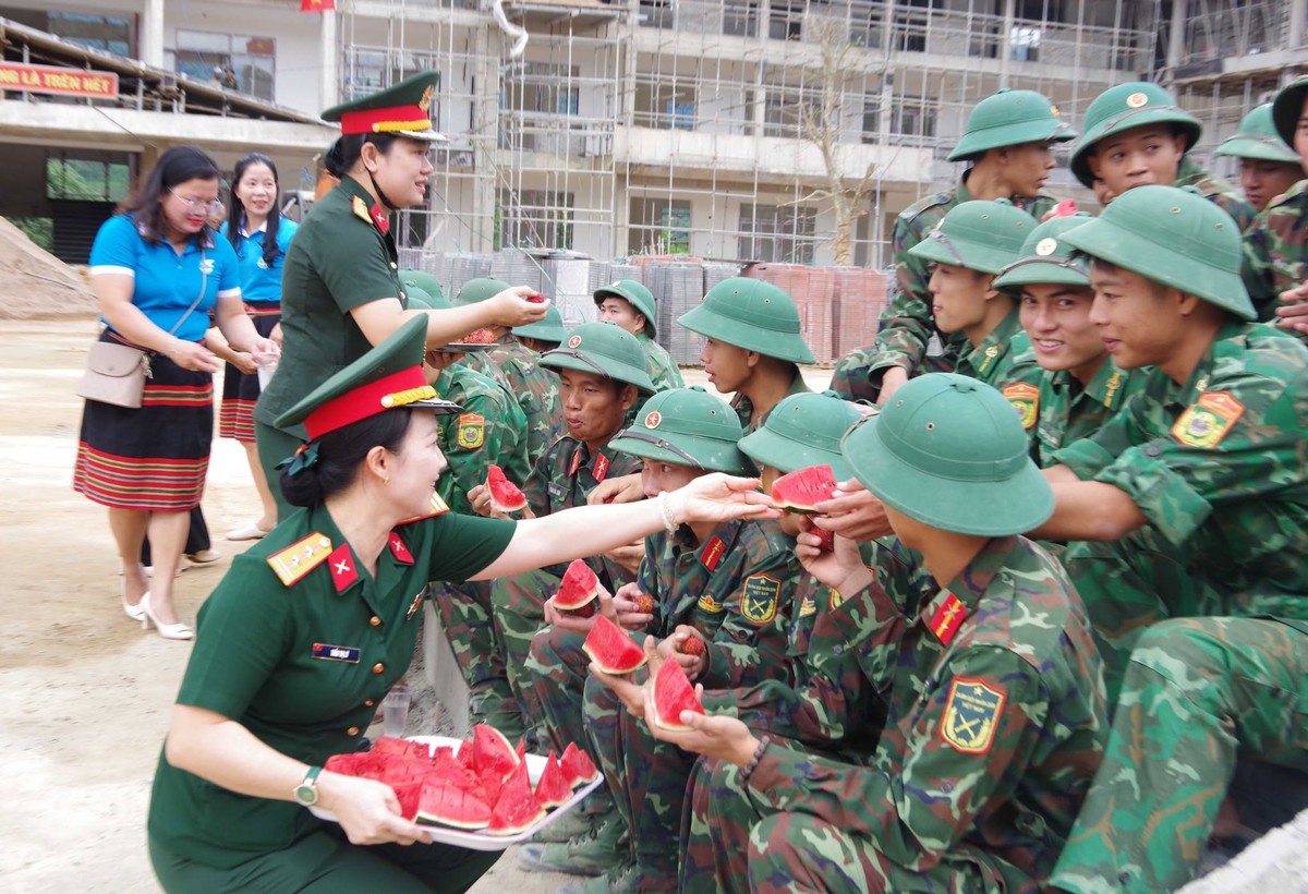 Động viên cán bộ, chiến sĩ thực hiện chiến dịch 60 ngày đêm tại A Lưới - Ảnh 1.