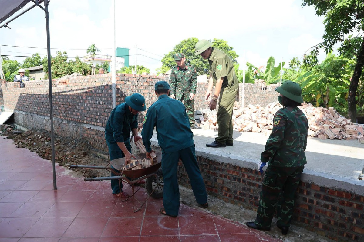 Bộ tư lệnh Quân khu 3 thăm, động viên lực lượng hỗ trợ xây dựng nhà tình nghĩa  - Ảnh 2.