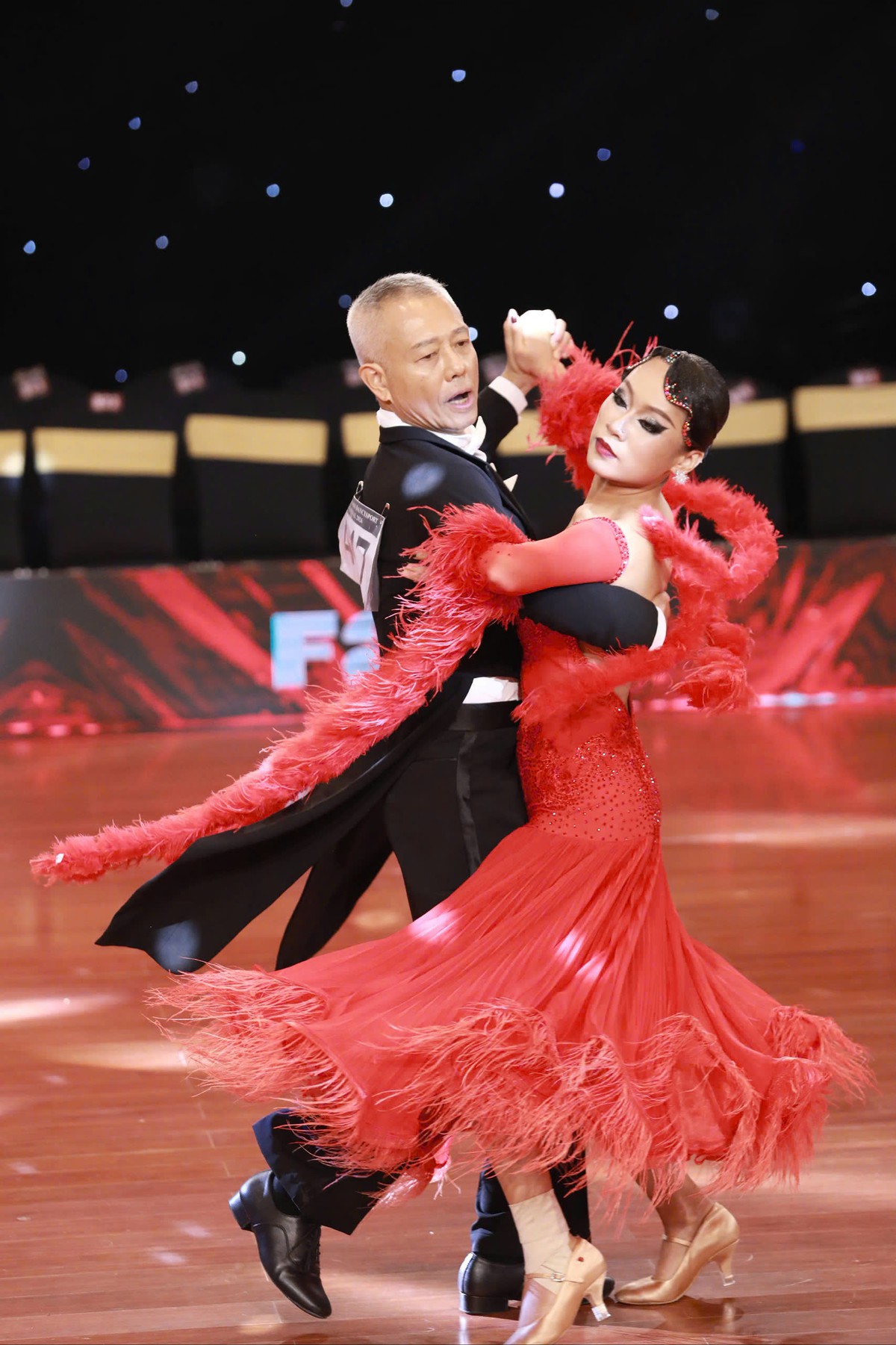 Giáo sư Trương Nguyện Thành truyền cảm hứng khi thi đấu dancesport ở tuổi 65- Ảnh 2.