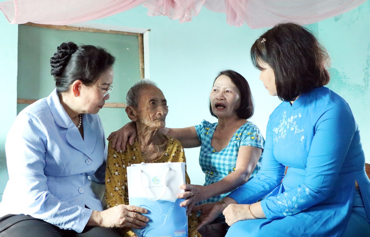 Chủ tịch Hội LHPN Việt Nam thăm, tặng quà Mẹ Việt Nam anh hùng và gia đình chính sách tại Đà Nẵng - Ảnh 1.