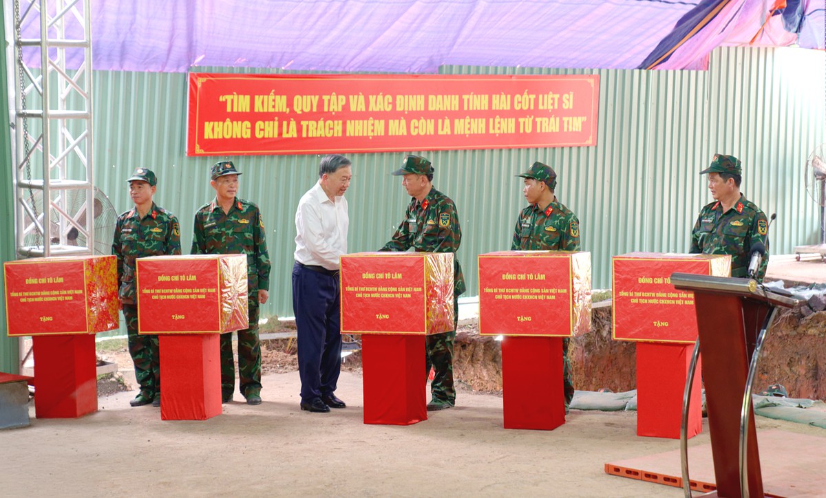 TPHCM: Tổng Bí thư, Chủ tịch nước Tô Lâm tri ân Anh hùng liệt sĩ tại Công viên Lê Thị Riêng - Ảnh 4.