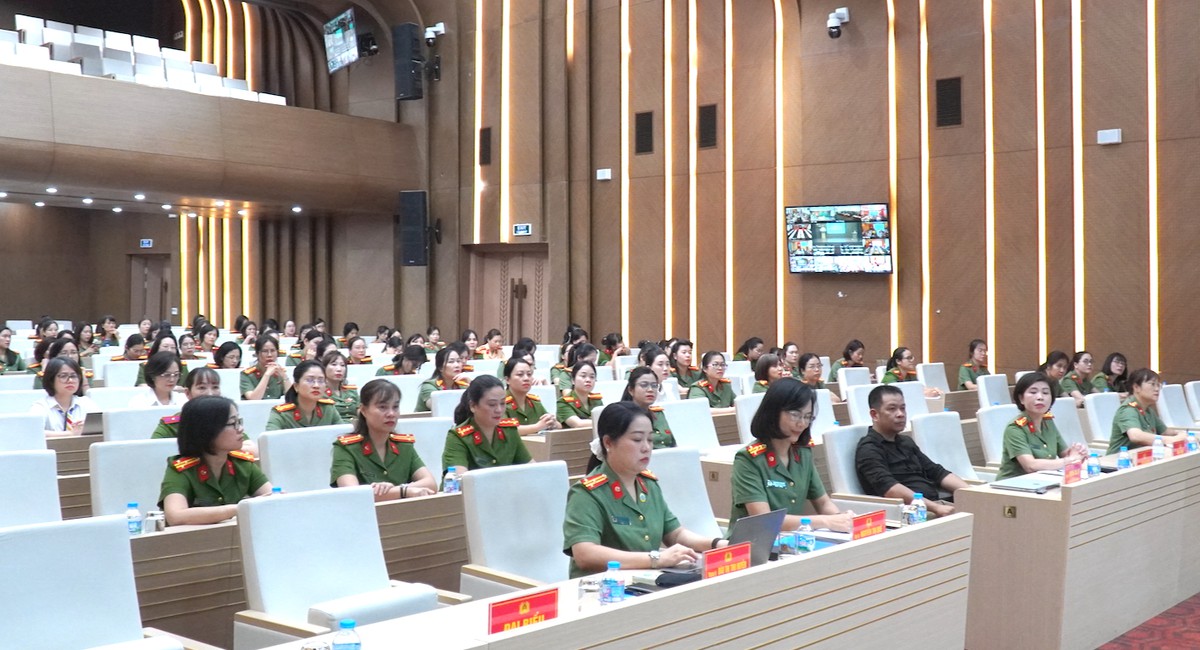 Phụ nữ Công an nhân dân quán triệt Nghị quyết Đại hội Phụ nữ toàn quốc lần thứ XIV - Ảnh 1.