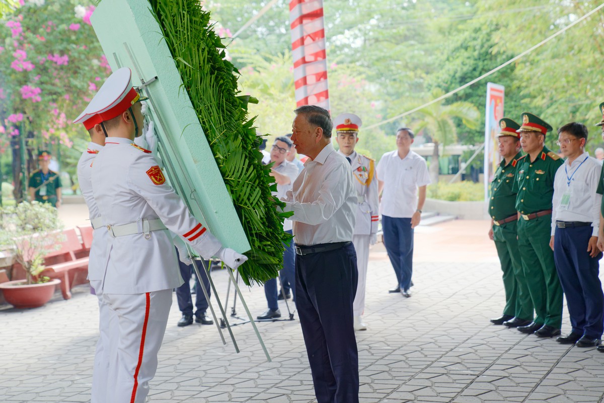 TPHCM: Tổng Bí thư, Chủ tịch nước Tô Lâm tri ân Anh hùng liệt sĩ tại Công viên Lê Thị Riêng - Ảnh 2.