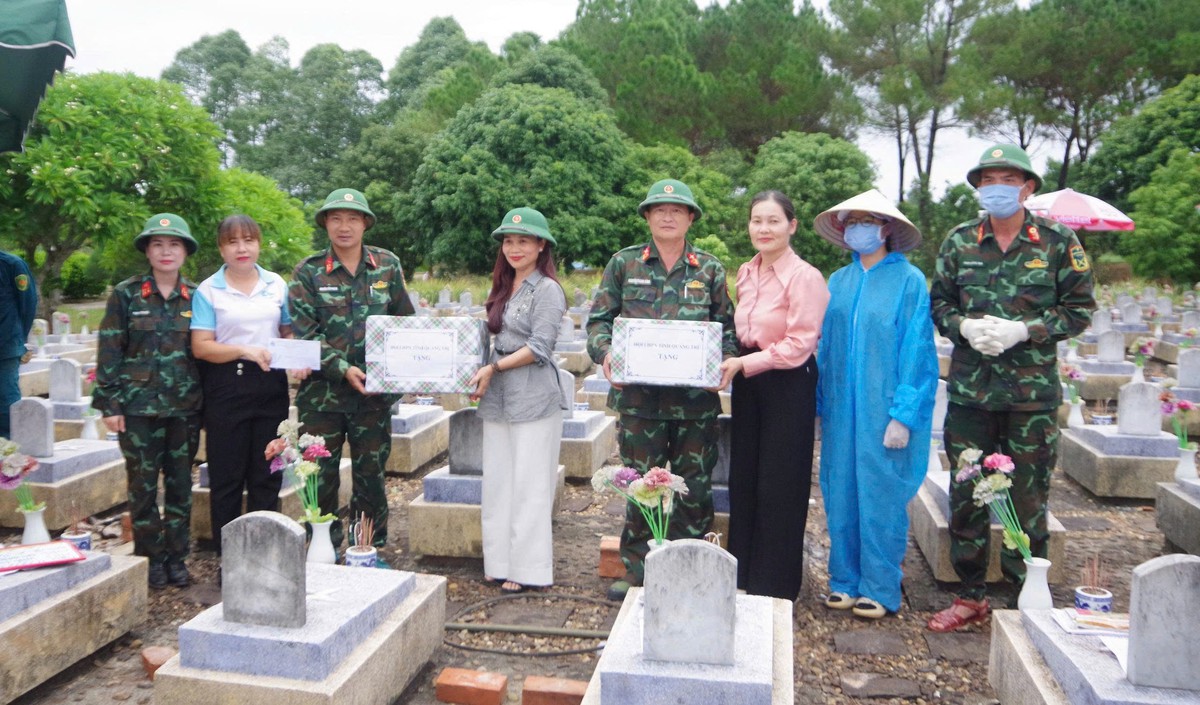 Phụ nữ Bộ CHQS tỉnh Quảng Trị tặng quà, động viên lực lượng tham gia “Chiến dịch 500 ngày đêm" - Ảnh 1.