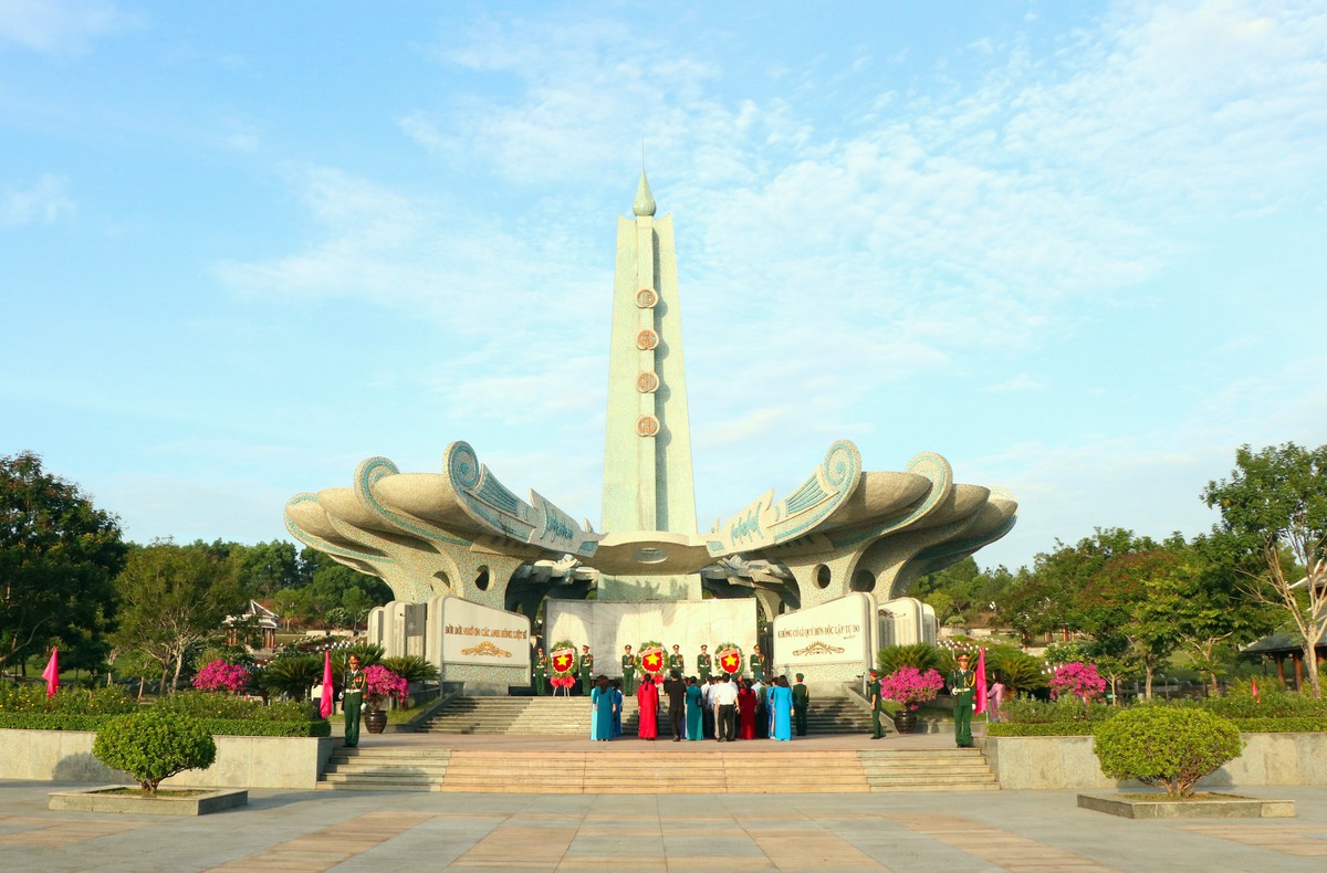 Chủ tịch Hội LHPN Việt Nam Lê Thị Thủy dâng hương, trao quà tri ân người có công "Dưới bóng Tượng đài" - Ảnh 1.