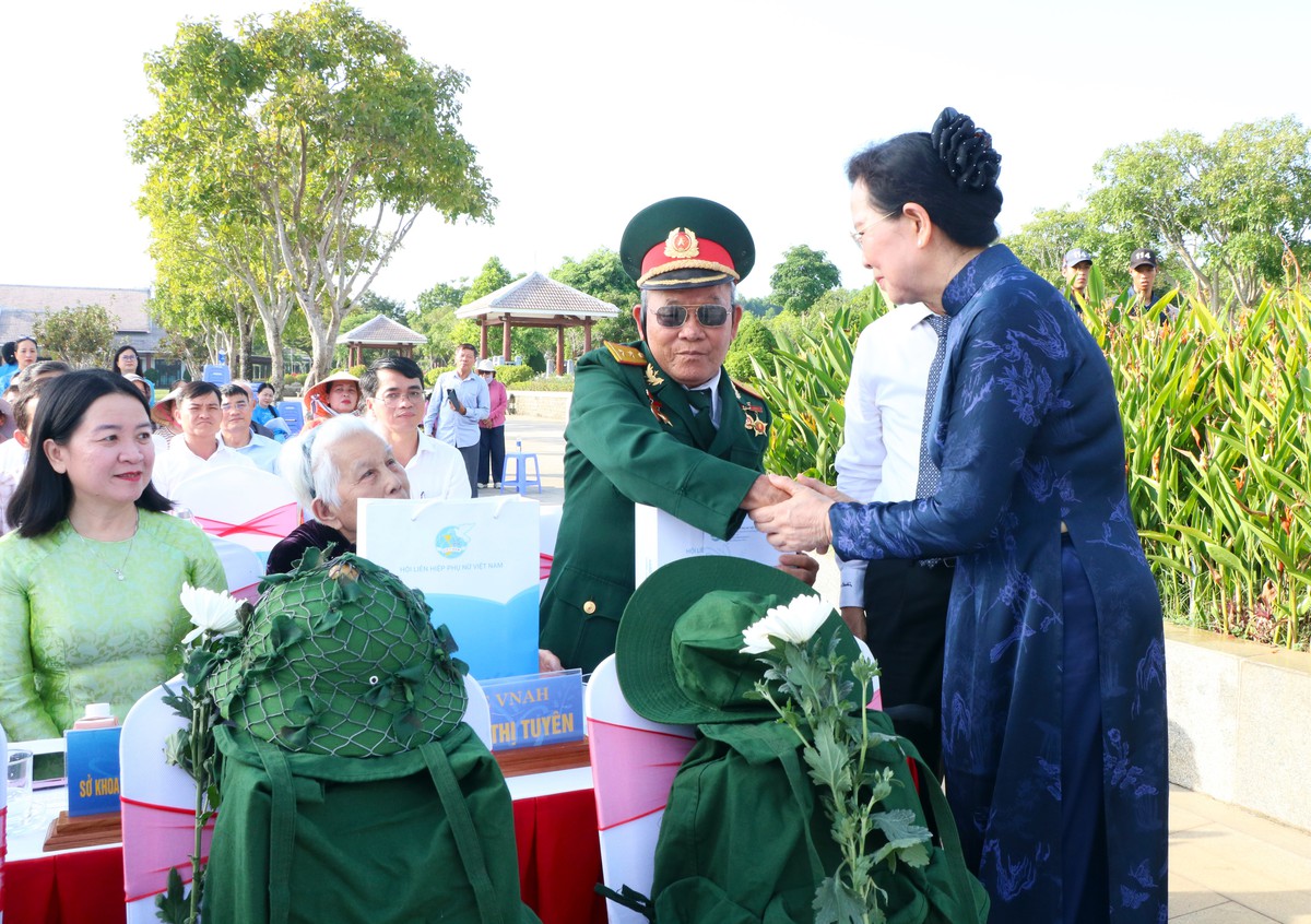 Chủ tịch Hội LHPN Việt Nam Lê Thị Thủy dâng hương, trao quà tri ân người có công "Dưới bóng Tượng đài" - Ảnh 2.