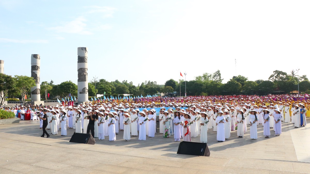 Chủ tịch Hội LHPN Việt Nam Lê Thị Thủy dâng hương, trao quà tri ân người có công "Dưới bóng Tượng đài" - Ảnh 4.