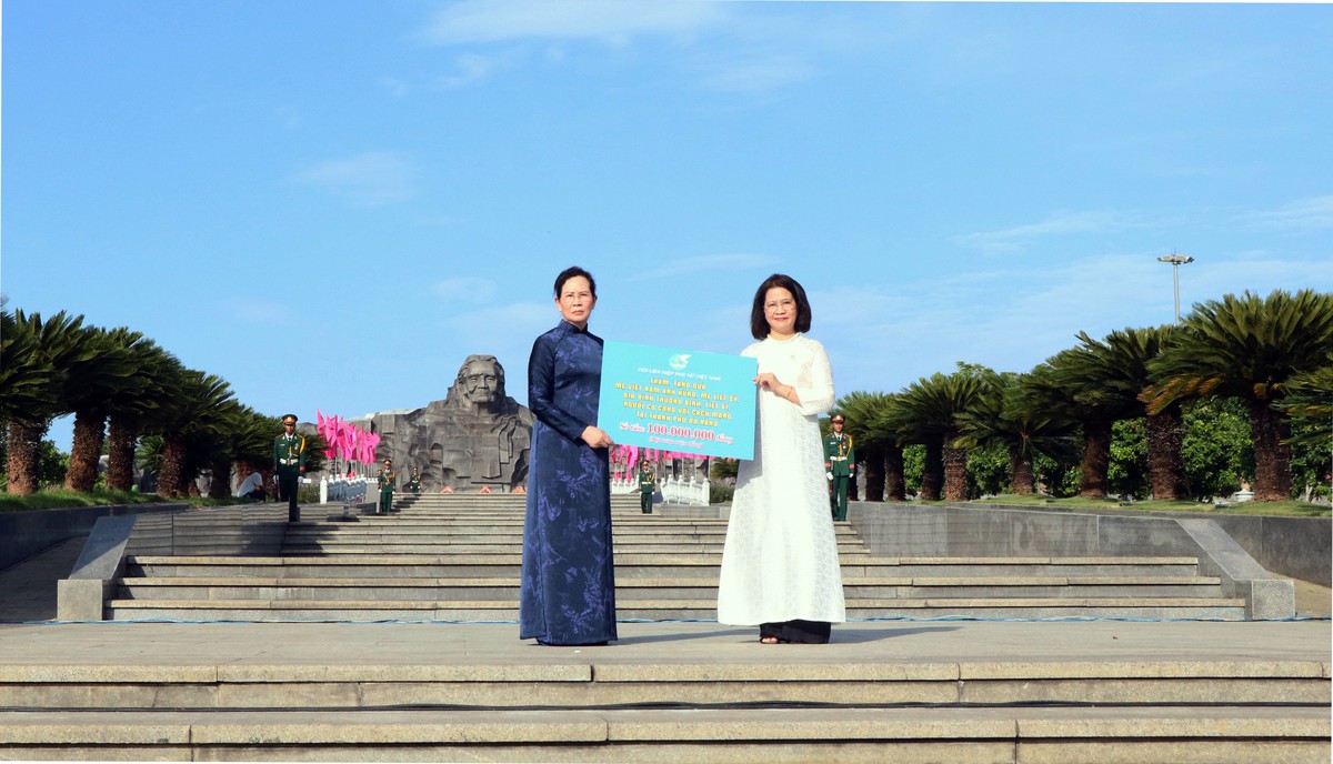 Chủ tịch Hội LHPN Việt Nam Lê Thị Thủy dâng hương, trao quà tri ân người có công "Dưới bóng Tượng đài" - Ảnh 3.