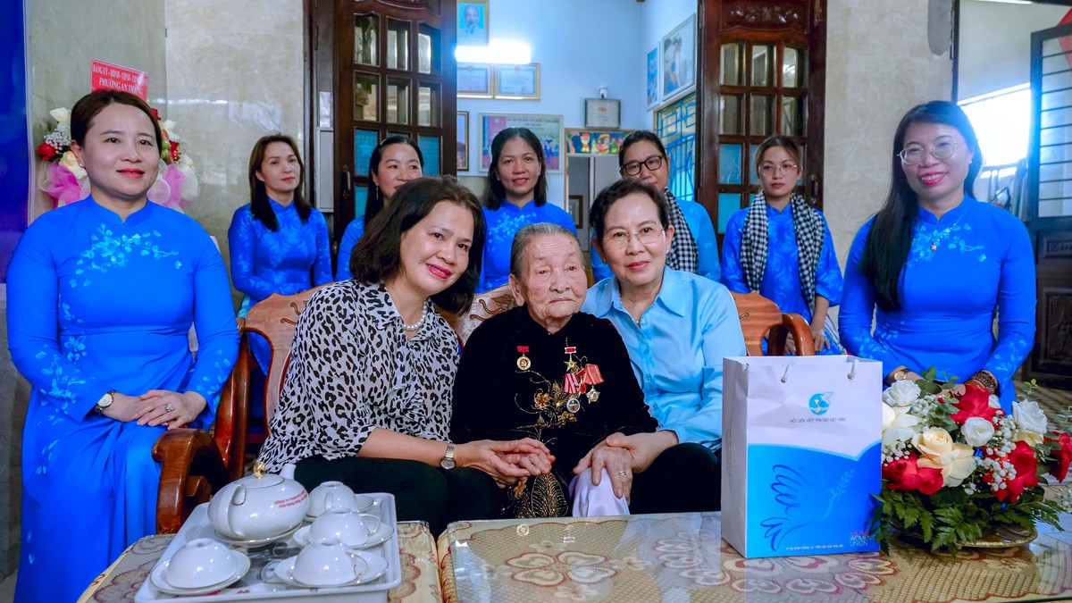 Chủ tịch Hội LHPN Việt Nam Lê Thị Thủy dự chương trình "Bữa cơm bên Mẹ"- Ảnh 1.