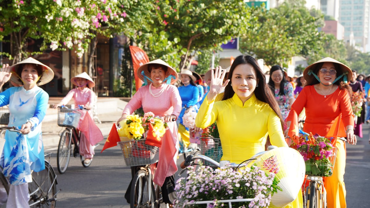 Khánh Hòa: Hơn 2000 "nàng thơ" khoe sắc tại Lễ hội Áo dài - Ảnh 1.