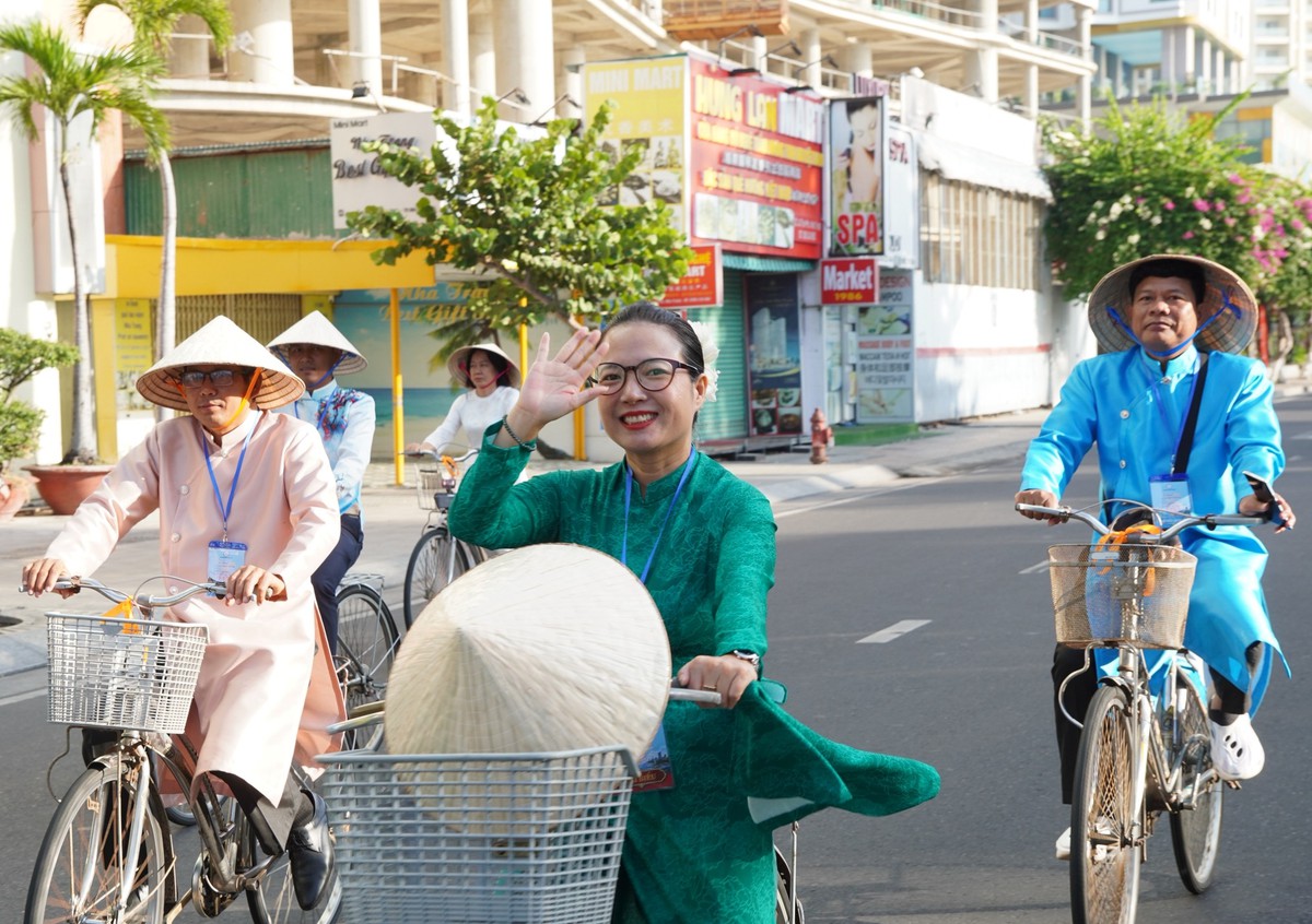 Khánh Hòa: Hơn 2000 "nàng thơ" khoe sắc tại Lễ hội Áo dài - Ảnh 8.