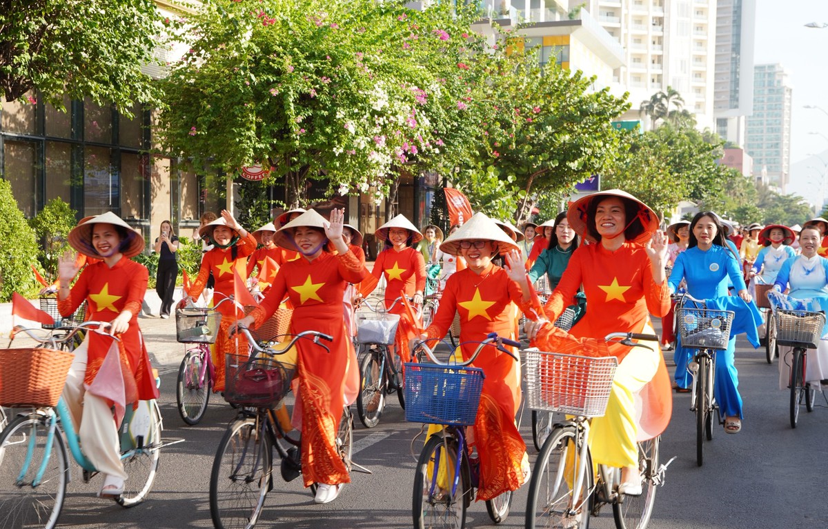 Khánh Hòa: Hơn 2000 "nàng thơ" khoe sắc tại Lễ hội Áo dài - Ảnh 6.