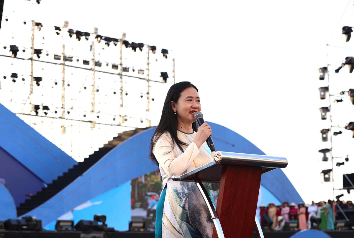 Khánh Hòa: Hơn 2000 "nàng thơ" khoe sắc tại Lễ hội Áo dài - Ảnh 3.