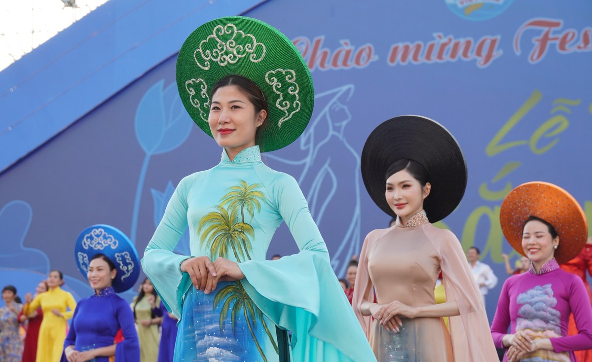 Khánh Hòa: Hơn 2000 "nàng thơ" khoe sắc tại Lễ hội Áo dài - Ảnh 2.