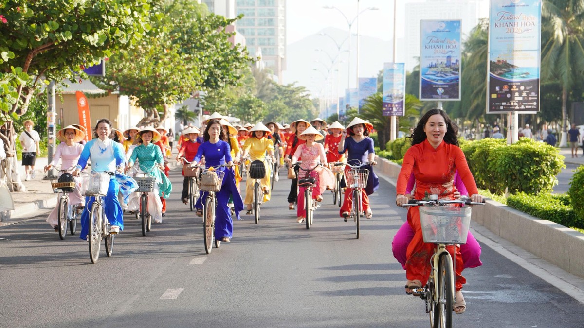 Khánh Hòa: Hơn 2000 "nàng thơ" khoe sắc tại Lễ hội Áo dài - Ảnh 5.